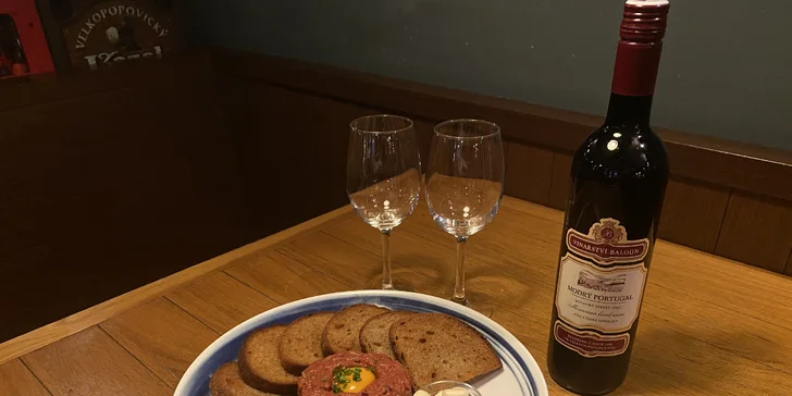 300 g tataráku z hovězí svíčkové, 10 topinek i pivo či lahev vína pro dva