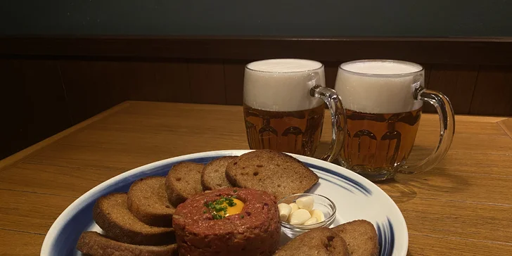 300 g tataráku z hovězí svíčkové, 10 topinek i pivo či lahev vína pro dva