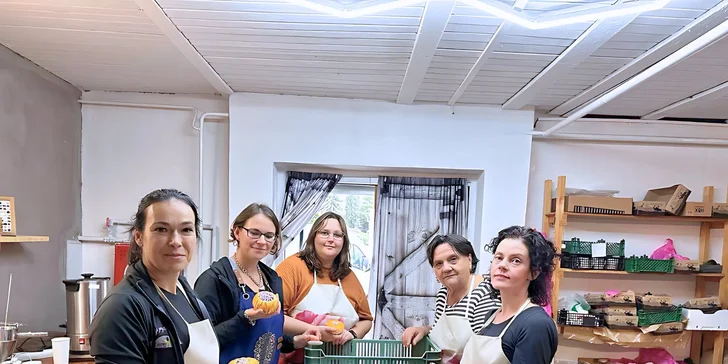 Workshop v květinářství Carmen Flora: mechové obrazy, svíčky, náramky i tématické dekorace