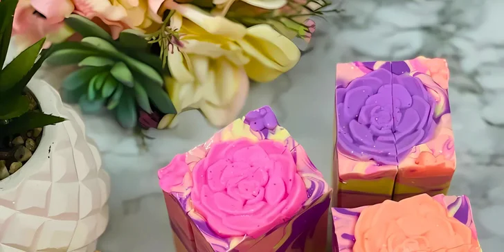 Workshop v květinářství Carmen Flora: mechové obrazy, svíčky, náramky i tématické dekorace