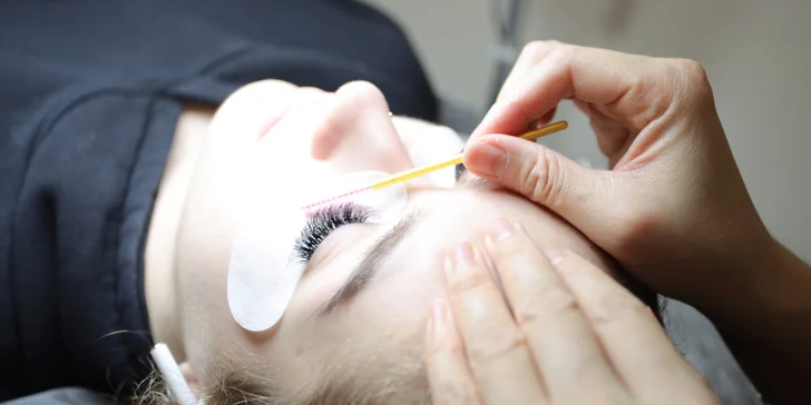 Prodloužení řas v Holešovicích: metoda řasa na řasu nebo 3D–8D