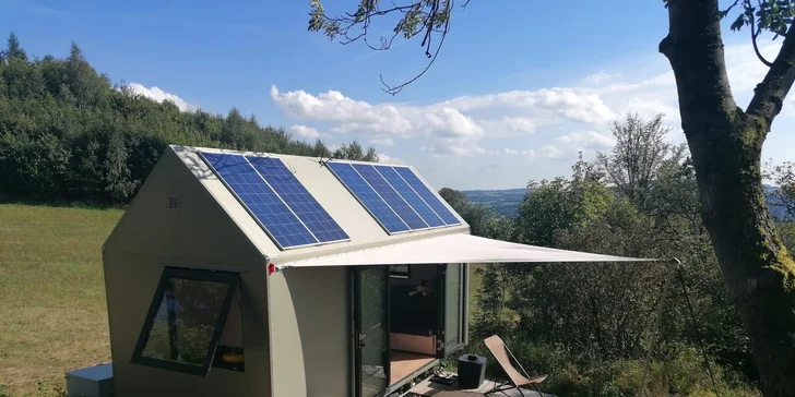 Glamping v moderním Tiny house u Semil pro pár i rodinu