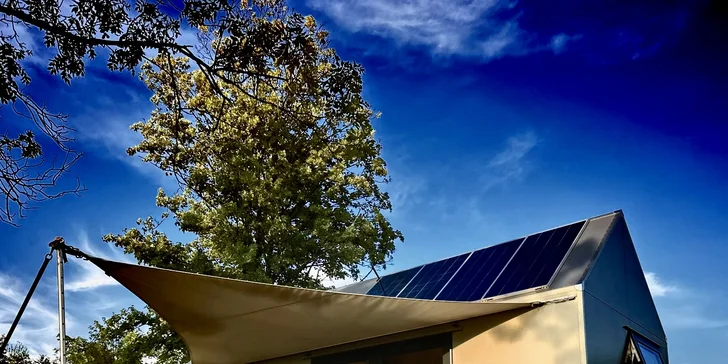 Glamping v moderním Tiny house u Semil pro pár i rodinu