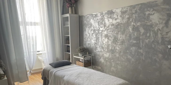 Ošetření galvanickou žehličkou či ultrazvukovou špachtlí, masáž obličeje i anti-age péče