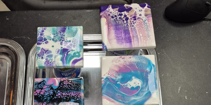Zážitkové malování metodou fluid art: workshopy barvení podtácků, hodin i obrazů