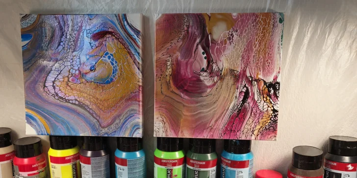 Zážitkové malování metodou fluid art: workshopy barvení podtácků, hodin i obrazů