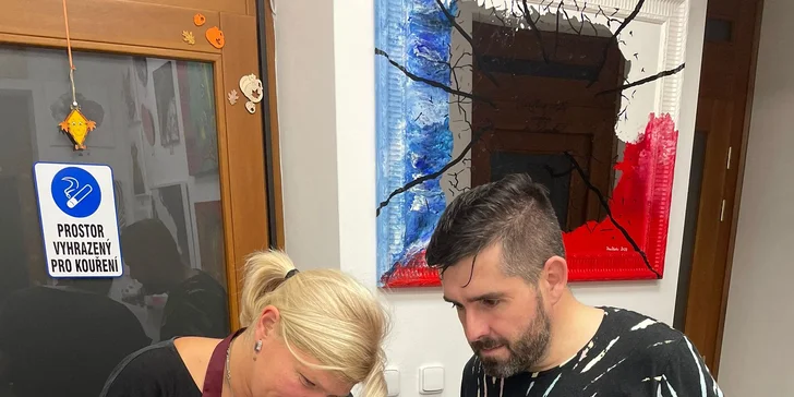 Zážitkové malování metodou fluid art: workshopy barvení podtácků, hodin i obrazů