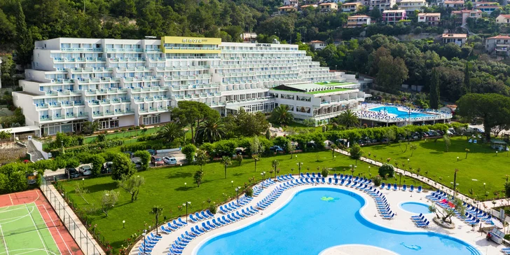 Kvarnerská riviéra: hotel přímo u moře s bazénem a polopenzí, až 2 děti zdarma