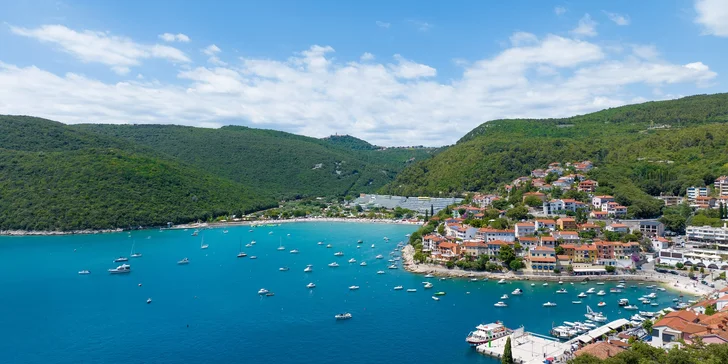 Kvarnerská riviéra: hotel přímo u moře s bazénem a polopenzí, až 2 děti zdarma