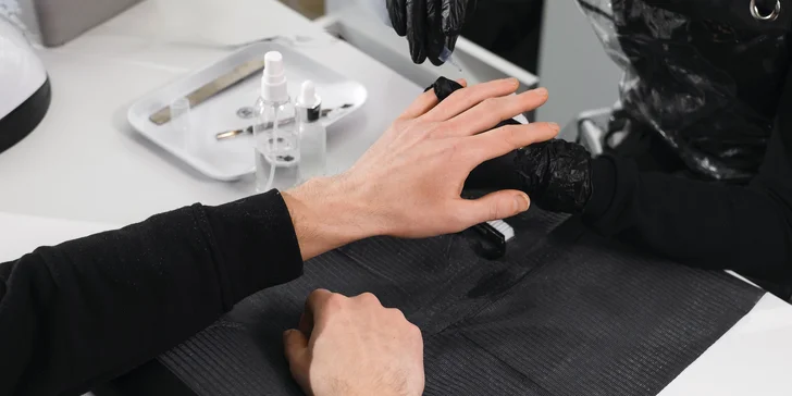 Pánská i dámská klasická manikúra, gel lak nebo nové gelové nehty či doplnění
