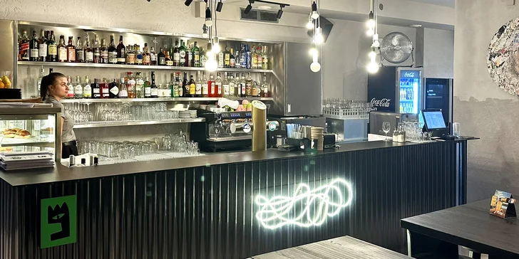 500–1 200 Kč na cokoliv v restauraci Devět mraků: polední menu, street food i grilované dobroty