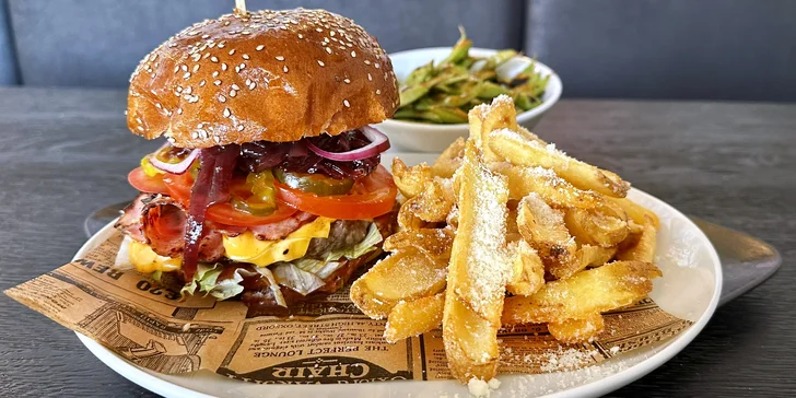 500–1 200 Kč na cokoliv v restauraci Devět mraků: polední menu, street food i grilované dobroty