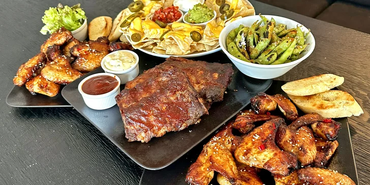 500–1 200 Kč na cokoliv v restauraci Devět mraků: polední menu, street food i grilované dobroty