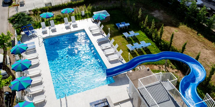 Dovolená s plnou penzí u italského Rimini: hotel 150 m od moře, bazén a dvě děti do 2,9 let zdarma