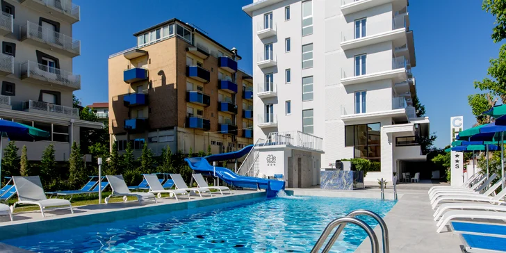Dovolená s plnou penzí u italského Rimini: hotel 150 m od moře, bazén a dvě děti do 2,9 let zdarma