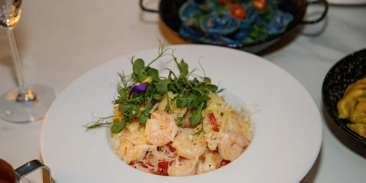 Tříchodové menu pro dva v iglú: carpaccio, roastbeef či aglio olio s krevetami, fondant i lahev vína
