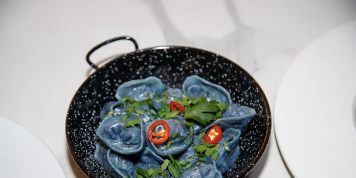 Tříchodové menu pro dva v iglú: carpaccio, roastbeef či aglio olio s krevetami, fondant i lahev vína