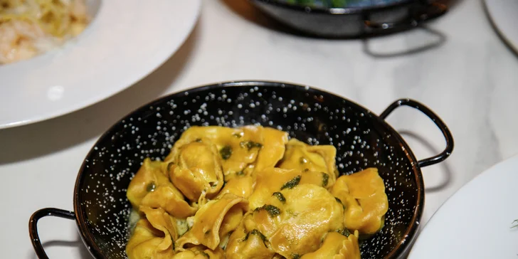 Tříchodové menu pro dva v iglú: carpaccio, roastbeef či aglio olio s krevetami, fondant i lahev vína