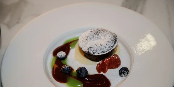 Tříchodové menu pro dva v iglú: carpaccio, roastbeef či aglio olio s krevetami, fondant i lahev vína