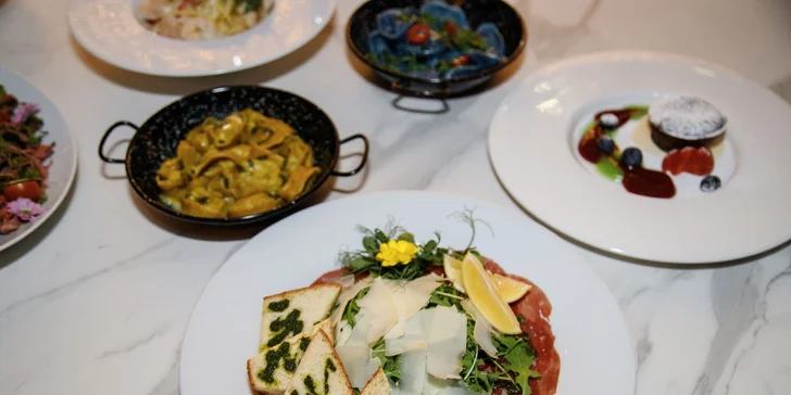 Tříchodové menu pro dva v iglú: carpaccio, roastbeef či aglio olio s krevetami, fondant i lahev vína