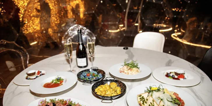Tříchodové menu pro dva v iglú: carpaccio, roastbeef či aglio olio s krevetami, fondant i lahev vína