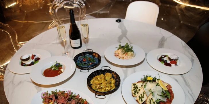 Tříchodové menu pro dva v iglú: carpaccio, roastbeef či aglio olio s krevetami, fondant i lahev vína