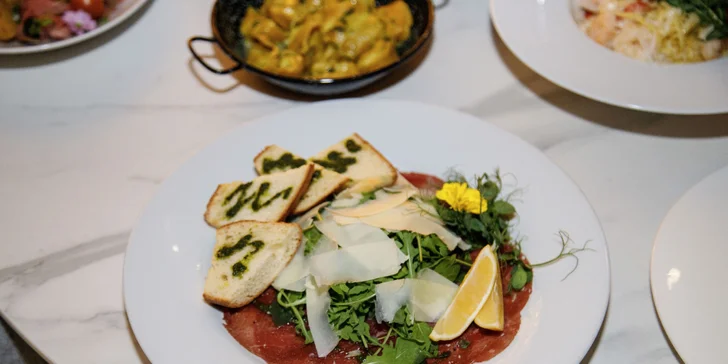 Tříchodové menu pro dva v iglú: carpaccio, roastbeef či aglio olio s krevetami, fondant i lahev vína