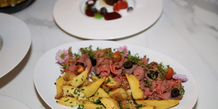 Tříchodové menu pro dva v iglú: carpaccio, roastbeef či aglio olio s krevetami, fondant i lahev vína