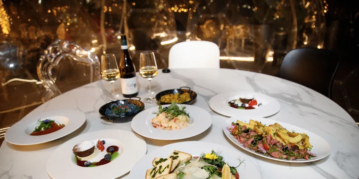 Tříchodové menu pro dva v iglú: carpaccio, roastbeef či aglio olio s krevetami, fondant i lahev vína