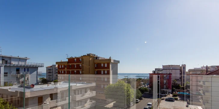 Dovolená s plnou penzí u italského Rimini: hotel 150 m od moře, bazén a dvě děti do 2,9 let zdarma