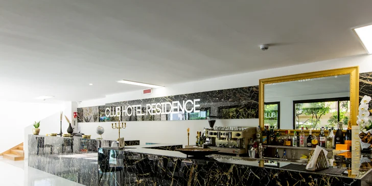 Dovolená s plnou penzí u italského Rimini: hotel 150 m od moře, bazén a dvě děti do 2,9 let zdarma