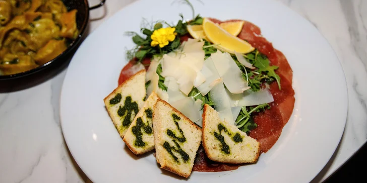 Tříchodové menu pro dva v iglú: carpaccio, roastbeef či aglio olio s krevetami, fondant i lahev vína