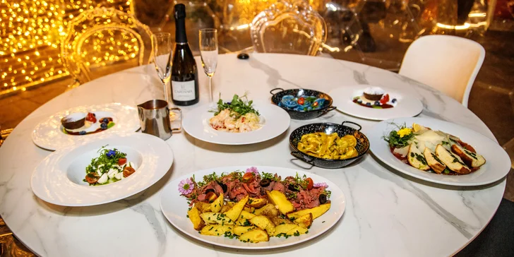 Tříchodové menu pro dva v iglú: carpaccio, roastbeef či aglio olio s krevetami, fondant i lahev vína