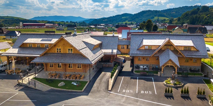 Pobyt v tradiční kolibě na Oravě: polopenze, wellness i pivní koupel