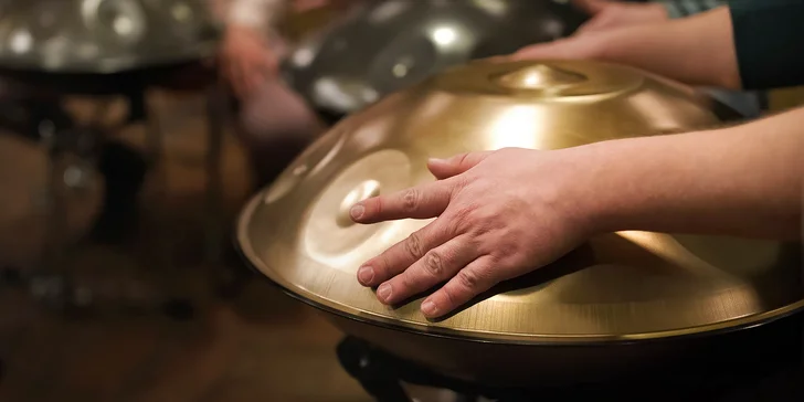 Hra na handpan snadno a rychle: tříhodinové skupinové workshopy, různá města