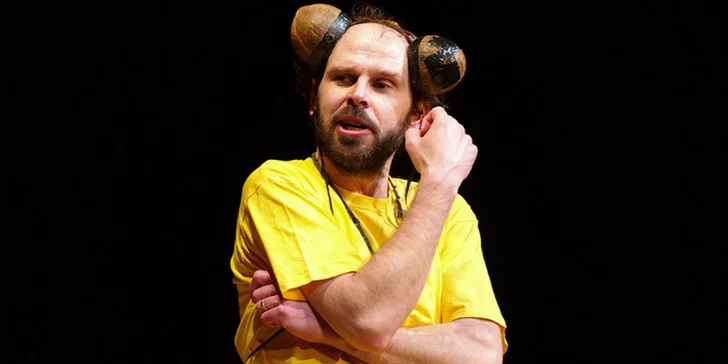 Vstupenka na komediální one man show Caveman