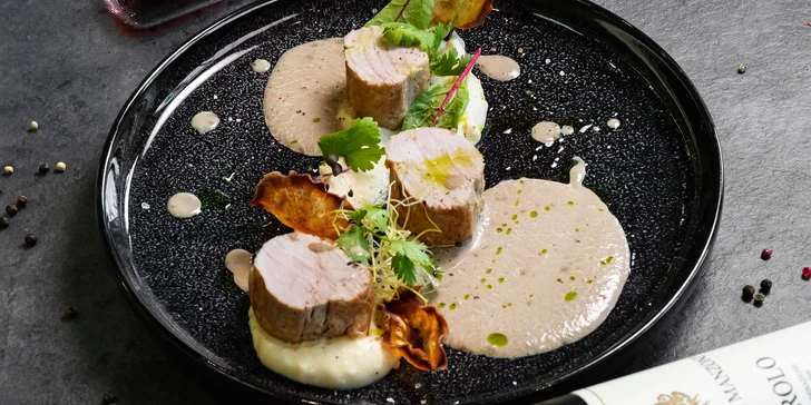 Tříchodové menu s lahví vína v restauraci Kofínno pro 2 osoby