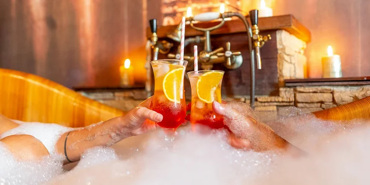 Párová relaxace: 60min. lázeň s vůní pomeranče, eukalyptu nebo perníčků a drink dle výběru