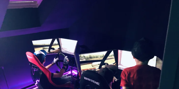 Hodina jízdy na automobilových simulátorech v centru Brna pro 1–4 závodníky
