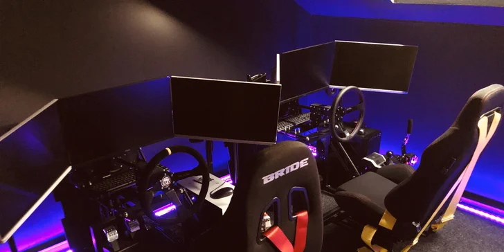Hodina jízdy na automobilových simulátorech v centru Brna pro 1–4 závodníky