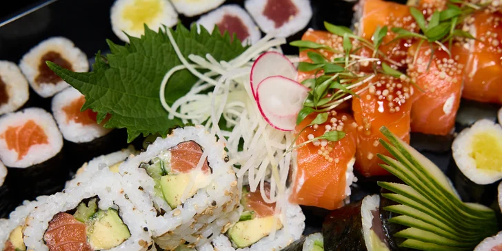 Otevřené vouchery na jídlo i pití v elegantní sushi restauraci: hodnota 500-2000 Kč