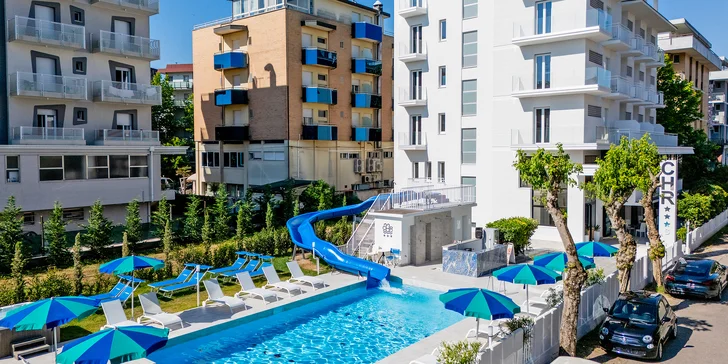 Dovolená s plnou penzí u italského Rimini: hotel 150 m od moře, bazén a dvě děti do 2,9 let zdarma