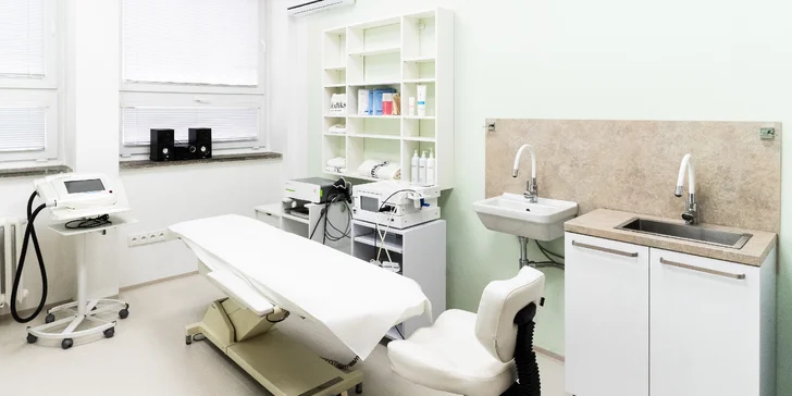 Hollywood peeling: laserová maska s aktivním uhlíkem a kyselinou hyaluronovou
