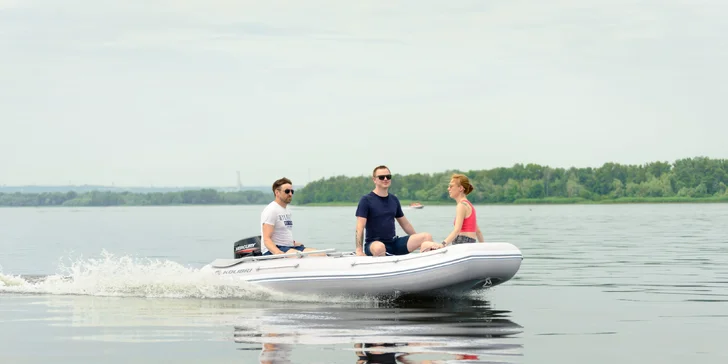 Půjčení motorového člunu na Vltavě v Podolí: plavba až pro 4 osoby na 60 minut