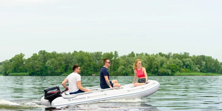 Půjčení motorového člunu na Vltavě v Podolí: plavba až pro 4 osoby na 60 minut