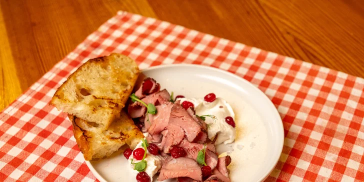 Tříchodové menu s hořícím masovým mečem i vinným párováním pro dva