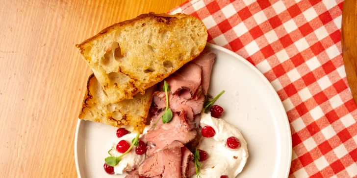 Tříchodové menu s hořícím masovým mečem i vinným párováním pro dva