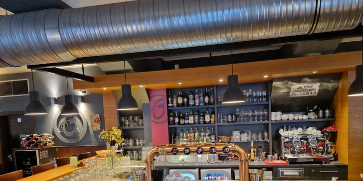 Masová hostina na Smíchově: burger menu, žebra, krkovice a křídla i stripsy a řízečky