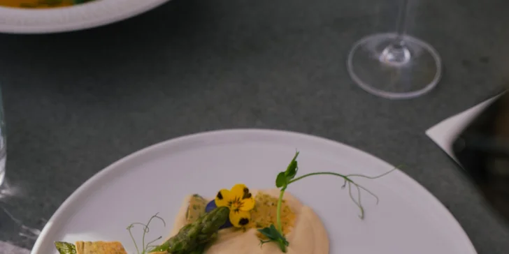 Pobyt v hotelu v Tančícím domě s krásným výhledem vč. snídaně i menu od Ondřeje Slaniny