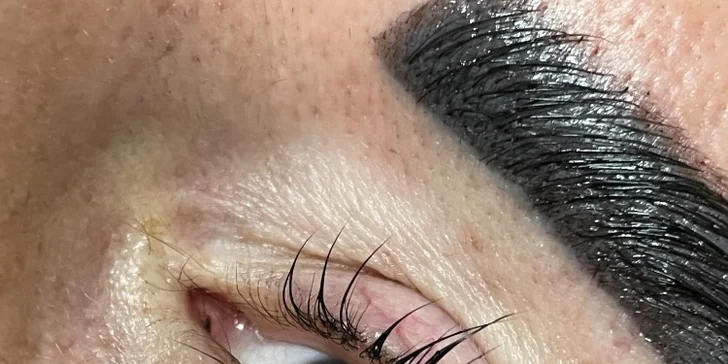 Kosmetická péče vč. revitalizační masáže nebo lash lifting i laminace obočí